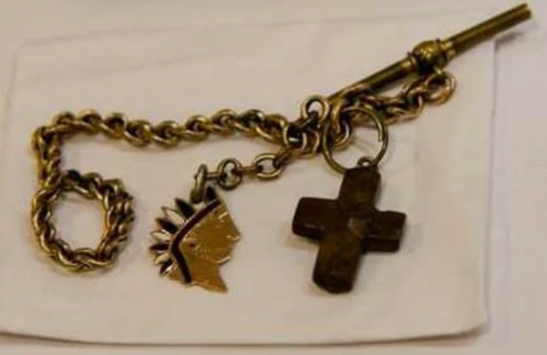 BLOGBEITRAG: Goldkette von Andrew Taylor Still gestohlen